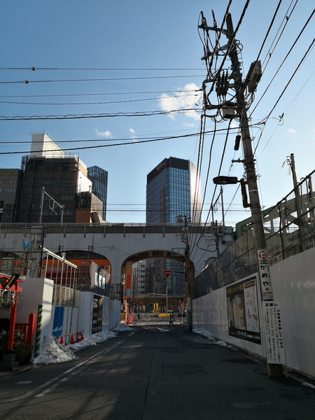 どちらも色や階調が、冬の日差しと空をうまく捉えている。35mm判換算で27mm相当の広角レンズなので、遠くのものに注目して撮影すると、結果や構図は肉眼の印象と異なるものになる