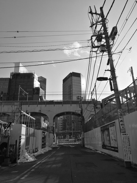 どちらも色や階調が、冬の日差しと空をうまく捉えている。35mm判換算で27mm相当の広角レンズなので、遠くのものに注目して撮影すると、結果や構図は肉眼の印象と異なるものになる