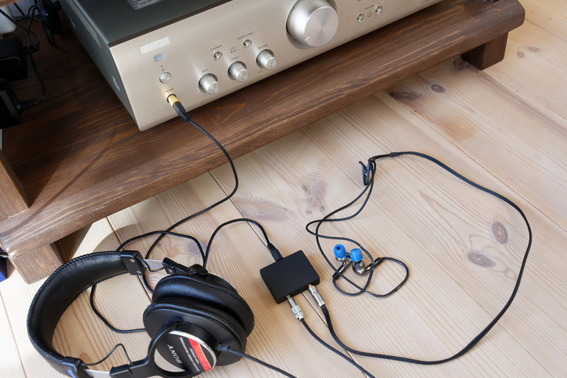 テレビ音声を入力しているアンプと接続。スピーカーからの出力はオフにして、ヘッドホンとイヤホンのみで夜静かにテレビを楽しむのである