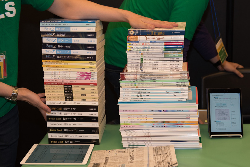 教科書・参考書の電子化プラットフォーム、forEstのATLS。写真の書籍をすべてタブレット1台で持ち運べる。数学、物理、英語に対応。ページ送りは極めてスムーズ。既存の教科書・参考書を電子化して使うのがポイントで、生徒はペンとノートで解いていくのも従来と同じ。答え合わせをした後の、解答の正否や進捗はクラウドで管理できる。すべての問題に属性タグが付与され、得意・苦手の傾向が分かる。苦手分野の問題を、書籍を横断して表示するといったことも可能