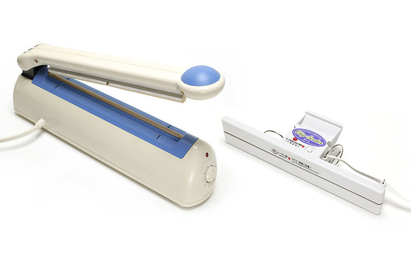 工作に使うのは、ポリ袋を熱溶着するのに使う「シーラー」です。材料となるのは不織布。不織布によっては熱に溶けない素材でつくられていますが、ここでは熱で溶けるポリプロピレン製の不織布を使っています。