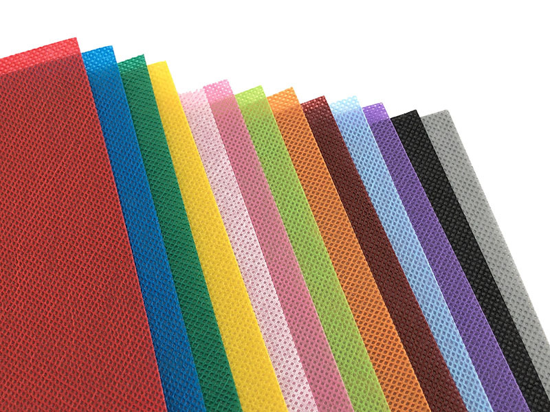 工作に使うのは、ポリ袋を熱溶着するのに使う「シーラー」です。材料となるのは不織布。不織布によっては熱に溶けない素材でつくられていますが、ここでは熱で溶けるポリプロピレン製の不織布を使っています。