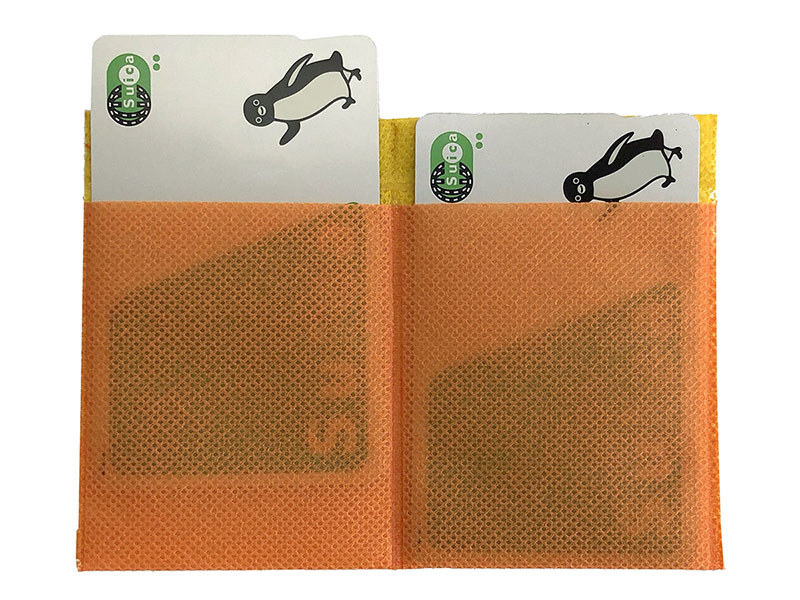 不織布とシーラーでつくったカードケース。超軽量・極薄のケースをつくることができます。縫う手間もありませんので、非常に手軽につくれるのもメリットです。