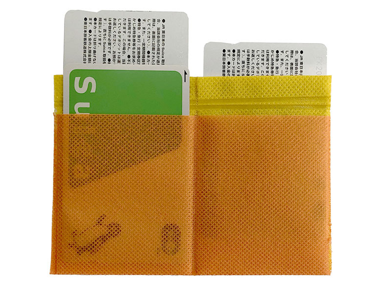 表と裏に2つずつ、合計4つのポケットがあり、カードが4枚以上入ります。でも超薄で、最厚部でも0.7～0.8mm程度しかありません。財布を変えても常用のカード類を即移せる「財布インカードケース」として使うためにつくりました。