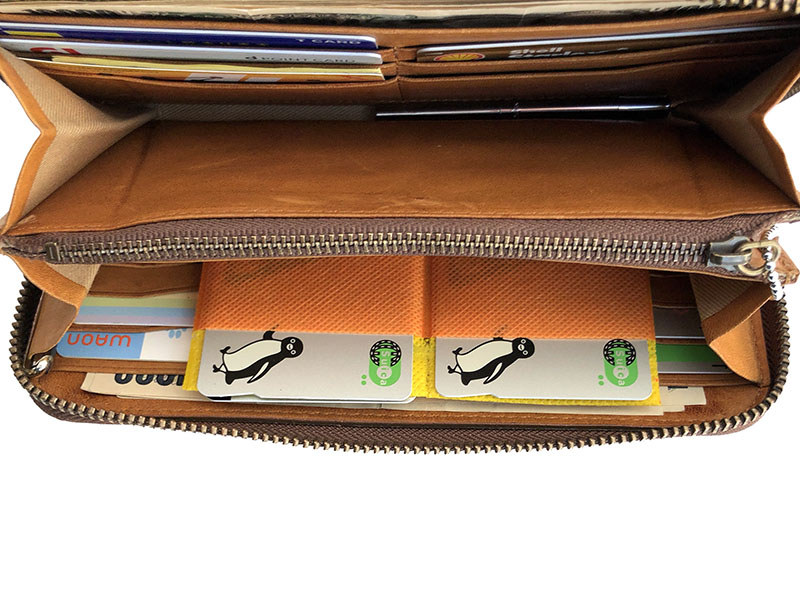 表と裏に2つずつ、合計4つのポケットがあり、カードが4枚以上入ります。でも超薄で、最厚部でも0.7～0.8mm程度しかありません。財布を変えても常用のカード類を即移せる「財布インカードケース」として使うためにつくりました。