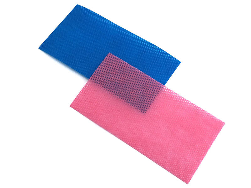 2枚のポリプロピレン製不織布を重ね、シーラーで熱溶着してみました。右写真の青い線のように見える部分が「熱で溶けてくっついた部分」です。適切な温度で溶着できれば、十分に高い強度が得られ、強く引っ張ると熱溶着部分はそのままで周囲の不織布が裂けるほどです。