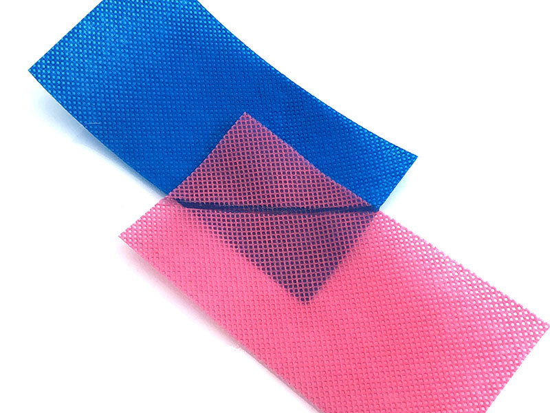 2枚のポリプロピレン製不織布を重ね、シーラーで熱溶着してみました。右写真の青い線のように見える部分が「熱で溶けてくっついた部分」です。適切な温度で溶着できれば、十分に高い強度が得られ、強く引っ張ると熱溶着部分はそのままで周囲の不織布が裂けるほどです。