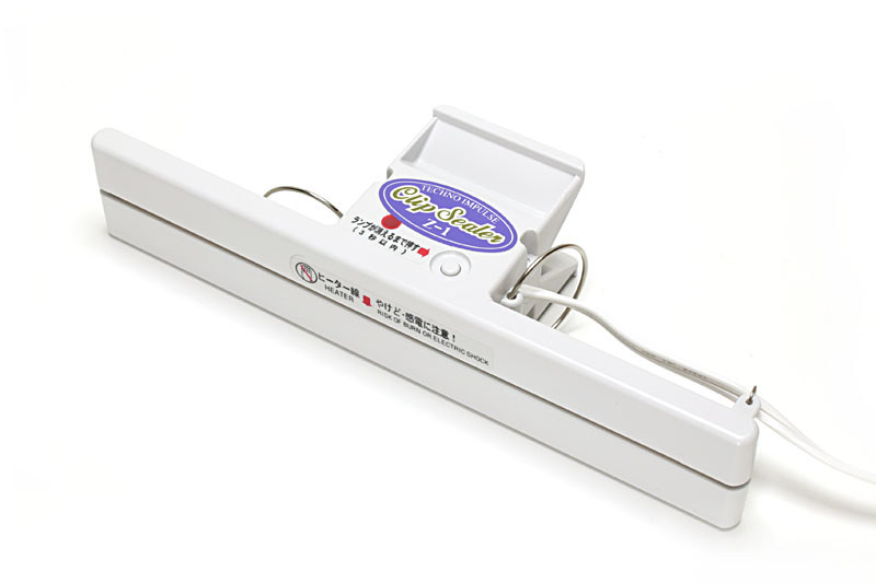 不織布を縫うかわりに直線的にくっつけるためのシーラー各種。左がテクノインパルスの「クリップシーラーZ-1」（3000円くらい）で、右が富士インパルスの「P-200」（1万4000円くらい）。左のタイプは「不織布を深く挟み込めない」という不便がありますが、十分な性能があります。右のタイプは挟み込む深さの制限もなく、温度調節も容易で、非常に使いやすいです。もちろん、どちらのシーラーも「ポリ袋などの口を熱溶着して閉じる」のにも使えます。