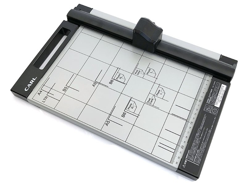 不織布を切る必要がありますので、カッターやカッターマットや定規なども必要。円形刃タイプのカッターだと、不織布をよりキレイかつスムーズに切ることができます。右のような、円形刃採用のペーパーカッターがあると「不織布を四角いパーツとして切る」のにとても便利。