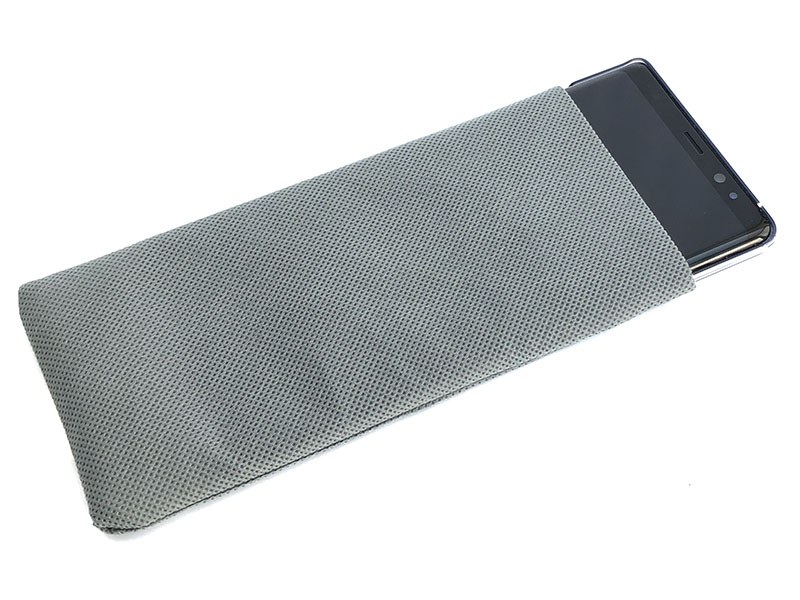 Galaxy Note8ジャストサイズのケース……というか袋です。バッグ内での端末傷つき防止用につくりました。右写真では端末上部が少し出ていますが、実際はピッタリに収まります。不織布なので、少しだけ端末の光が漏れるので、袋に入れた状態でもLEDインジケーター点滅や通知の画面表示に気付けます。この袋、不織布を2つに折って2辺を熱溶着し、それを裏返して熱溶着の線が見えないようにしています。