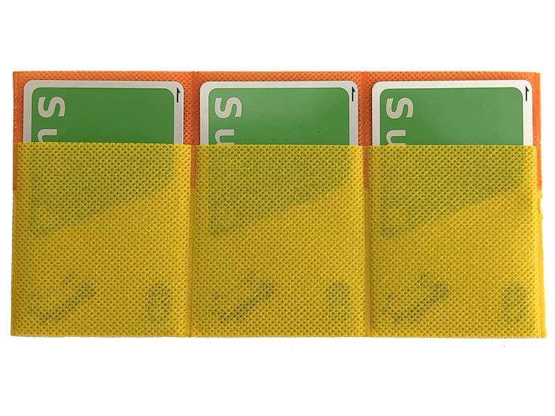 これは前出のカードケースの6ポケットバージョン。表裏に3つずつポケットがあります。オレンジとイエローの2枚の不織布をU字に折り、オレンジの開口部をイエローの開口部で挟むように重ね、3箇所を熱溶着。カードが収まる「きつさ・ゆるさ」も自由につくれて、激薄の仕上がりになり、なかなか実用的です。