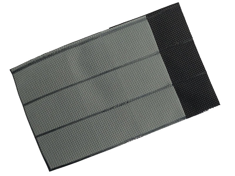 これはペンケース。ペンを2～3本、バッグのなかの定位置に入れたいと思いつくりました。手持ちのどのペンケースよりも薄く嵩張らずシンプルに使えて、我ながらかなり気に入っています。あ、上部の熱溶着部の余分をカットし忘れてますネ。あとでカットしよっと。