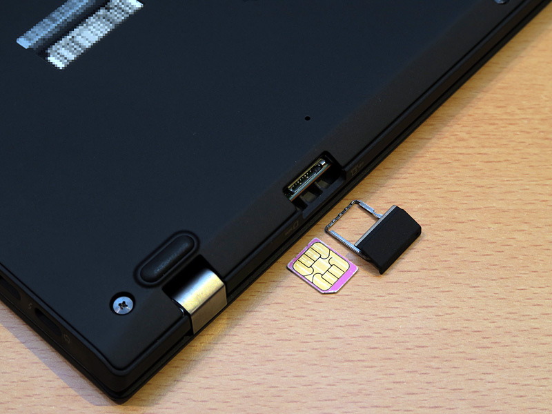 ThinkPad X1 CarbonのSIMカードスロットは底面の後ろ側のキャップのようなものを外す。SIMカードのサイズがmicroSIMなのがちょっと惜しい
