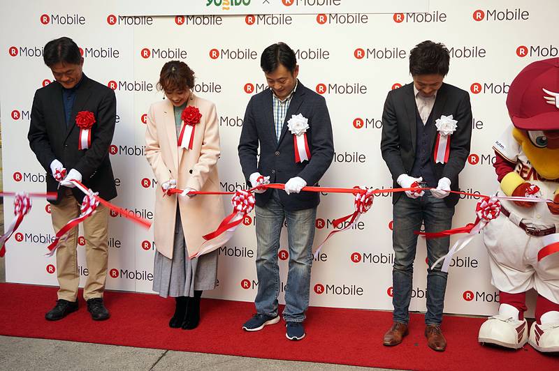 元モーニング娘の高橋愛（中央）がオープニングセレモニーに出席。楽天の大尾嘉執行役員も姿を見せた（右）