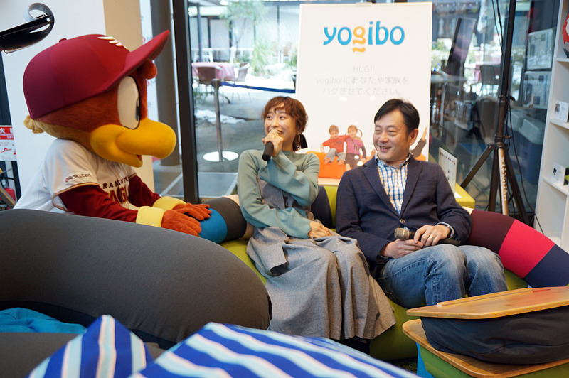 大尾嘉氏の説明のもと、仙台駅前店を体験する髙橋と楽天ゴールデンイーグルスのキャラクターであるクラッチ