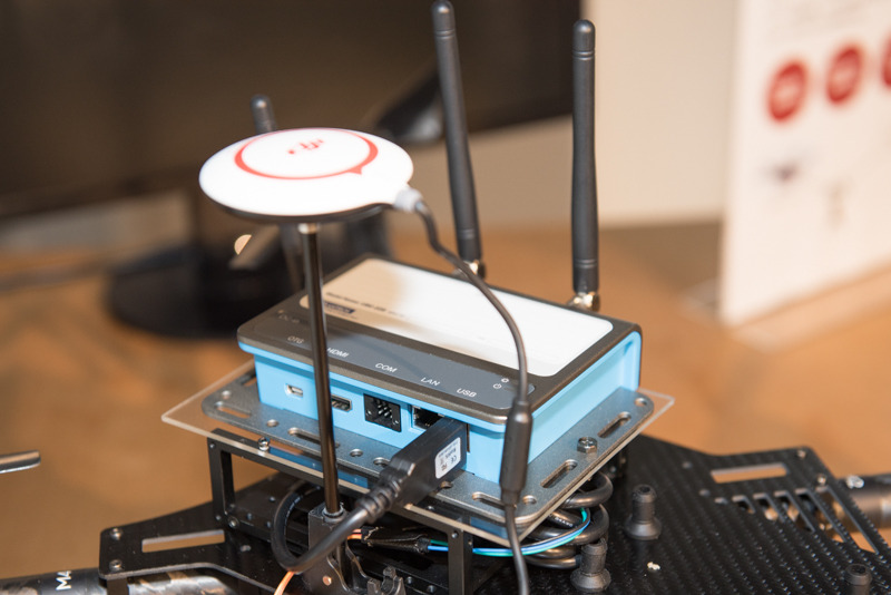青いボックスがLTE対応の通信デバイス。白いドームはドローン本体側に装備のGPSアンテナ