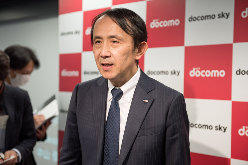 囲み取材に応じる中山副社長