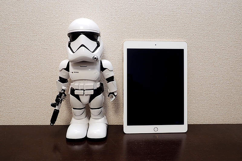 First Order Stormtrooper。サイズ比較にiPad Air 2（約24cm）と並べてみた