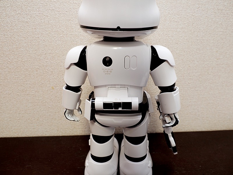 背面に内蔵電池の充電口と電源スイッチ