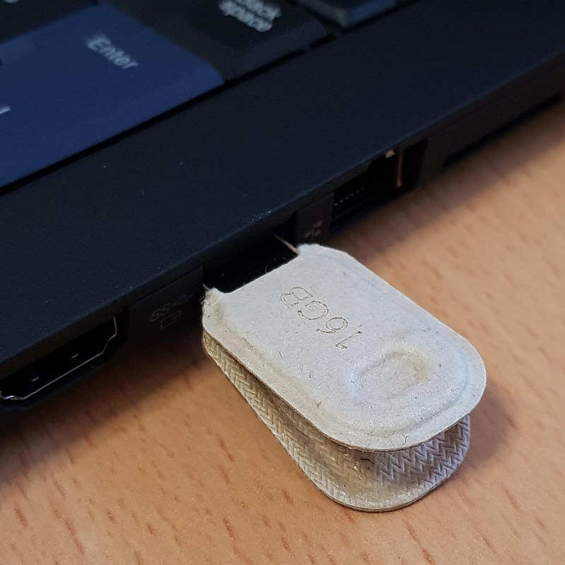 自信満々だった2回目もPCのUSBポートに挿した瞬間、同じくカバー材が落ちた