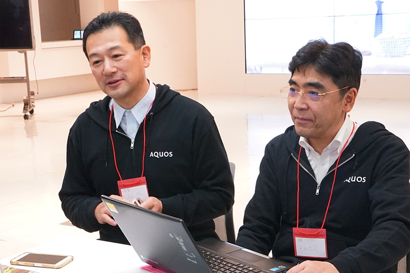 AQUOS Rシリーズの展示