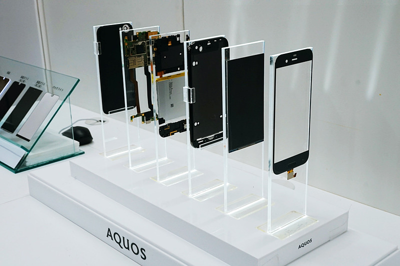 AQUOS Rシリーズの展示