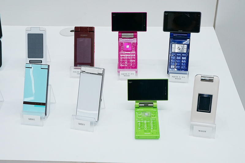 auの歴代のAQUOSシリーズ。2006年の「W41SH」が初参入