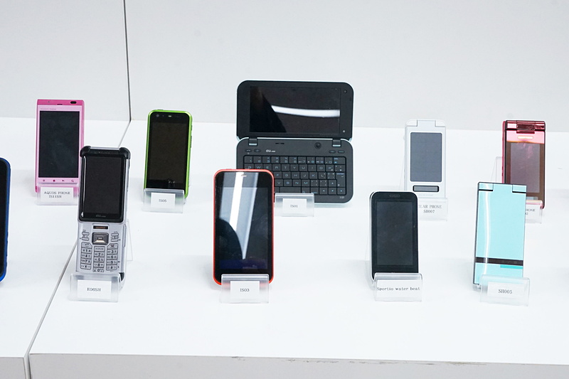 auの歴代のAQUOSシリーズ。2006年の「W41SH」が初参入