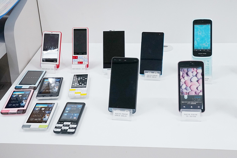 auの歴代のAQUOSシリーズ。2006年の「W41SH」が初参入