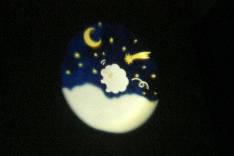 壁に投影したところ。投影先は白っぽい面のほうがおすすめ