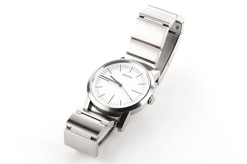 ソニー「wena wrist」（Three Hands モデル）。ヘッド部分は普通の腕時計で、時計バンド部分にスマートウォッチ機能を内蔵。LEDランプやバイブレーションで電話やメールやアプリなどの通知が行われるほか、電子マネー機能も搭載しています。