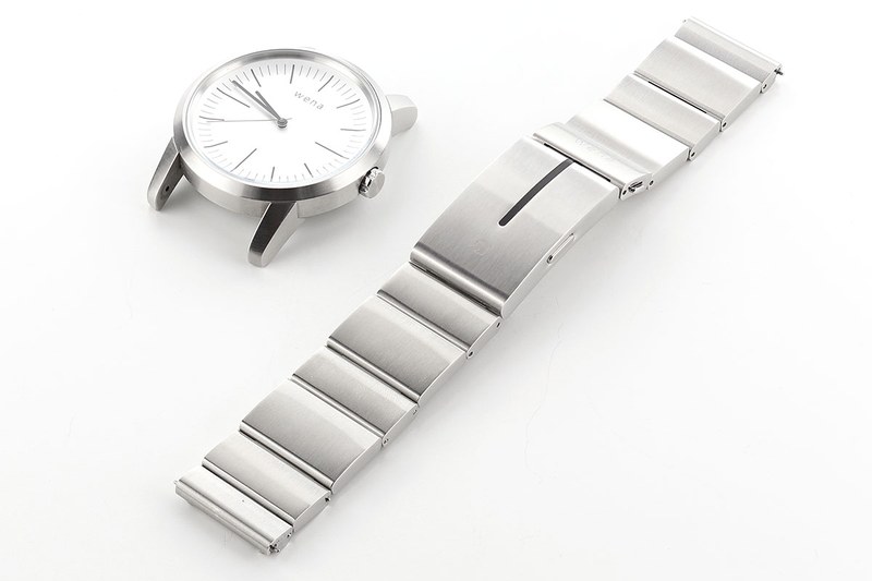 「wena wrist」は、スマートウォッチとしては時計バンド部分のみで機能し、バンド部分は工具無しで容易に外せます。ですので、バンド幅（ラグ幅）などが合えば、wenaシリーズ以外の一般的な腕時計のヘッドを装着することが可能。フツーの腕時計を手軽にスマートウォッチ化できるというわけです。