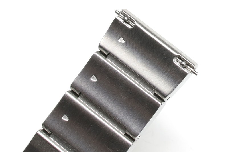 レバーピンをつまんでホールドしたまま腕時計ヘッドに挿し、レバーピンを離して少し動かせば、ピンがヘッドにカチンと固定されます。外す時はレバーピンをつまんでホールドし、そのままバンドを引き抜くだけ。一部の腕時計では従来からある方式だそうですが、「時計バンドは全部この方式にしてほしい！」と思うほど便利です。