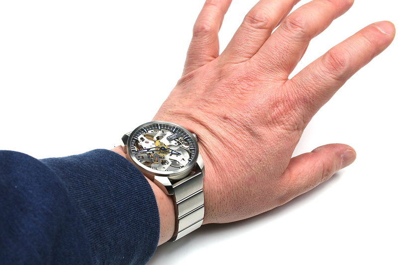 ヘッドを手首の内側にしても外側にしても、「そもそも手首周辺でセンサーにタッチするというのがやりにくい」という感じです。胸あたりの高さにセンサーがあればいいんですが、電子マネーのセンサーはだいたい腰高あたり。筆者はいつもヘンな姿勢を強いられています。こういう使いにくさはApple Watchなんかも同じですネ。