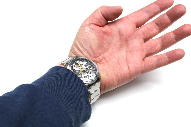 ヘッドを手首の内側にしても外側にしても、「そもそも手首周辺でセンサーにタッチするというのがやりにくい」という感じです。胸あたりの高さにセンサーがあればいいんですが、電子マネーのセンサーはだいたい腰高あたり。筆者はいつもヘンな姿勢を強いられています。こういう使いにくさはApple Watchなんかも同じですネ。