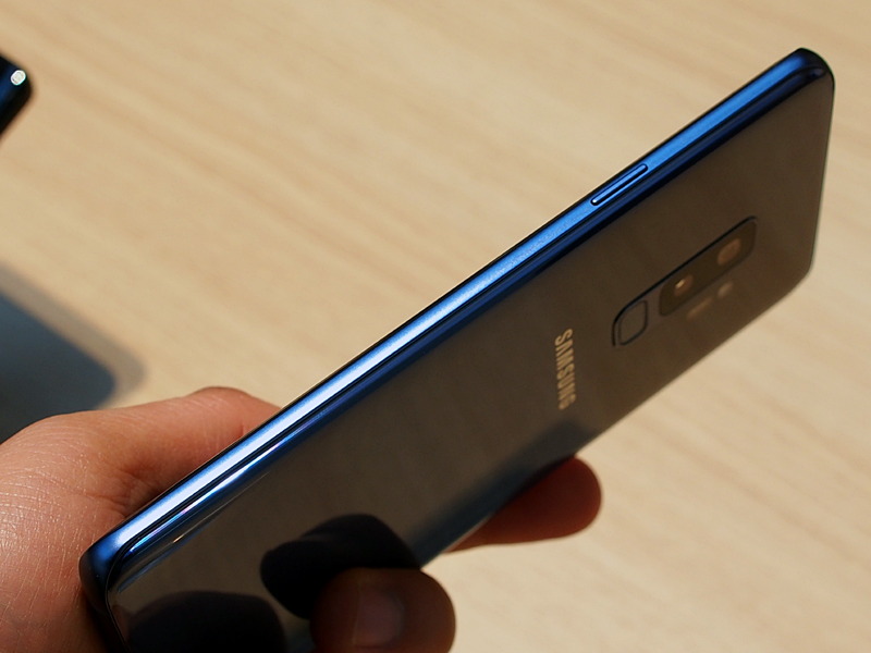 Galaxy S9+の外観。背面は光沢のある仕上げ
