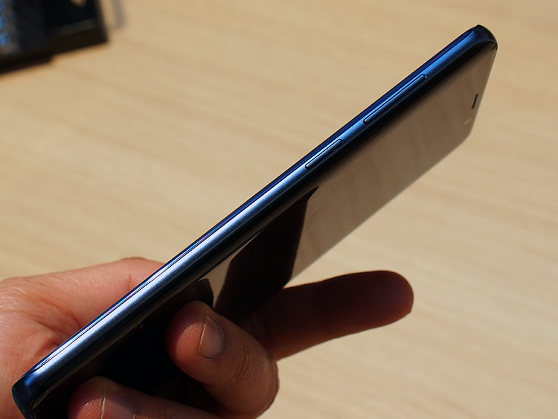 Galaxy S9+の外観。背面は光沢のある仕上げ