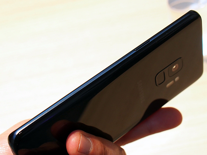 Galaxy S9の外観。S9+よりコンパクトで、手にしっかりフィットする