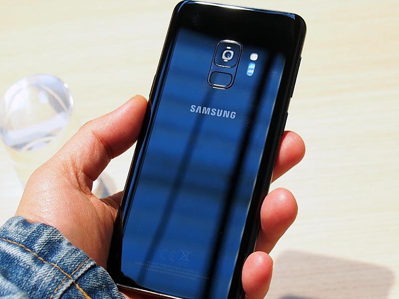 Galaxy S9の外観。S9+よりコンパクトで、手にしっかりフィットする