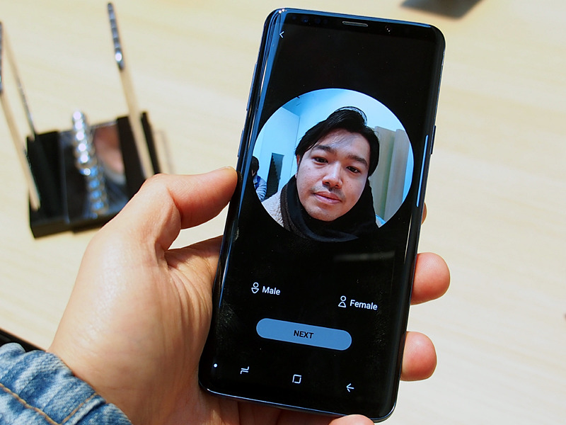 顔をスキャンして、アバターを作り出すAR Emoji。筆者の顔も、言われてみれば確かに似ている。絵のテイストは、日本だとあまりなじみがないかもしれない