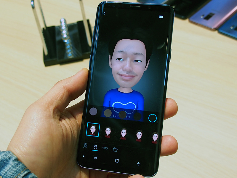 顔をスキャンして、アバターを作り出すAR Emoji。筆者の顔も、言われてみれば確かに似ている。絵のテイストは、日本だとあまりなじみがないかもしれない