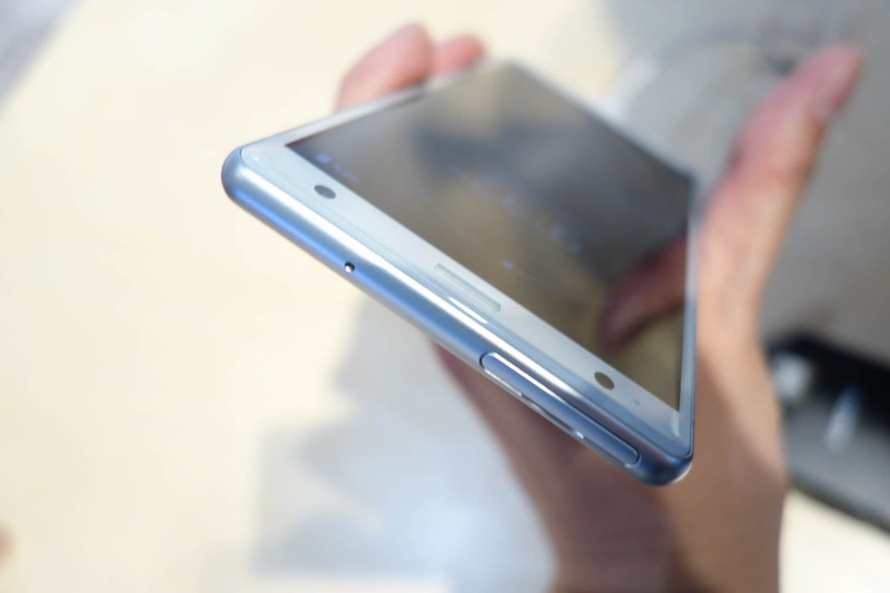 Xperia XZ2の上端