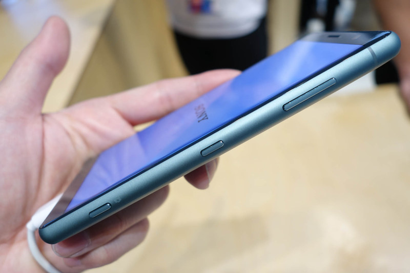 Xperia XZ2 Compactの右側面