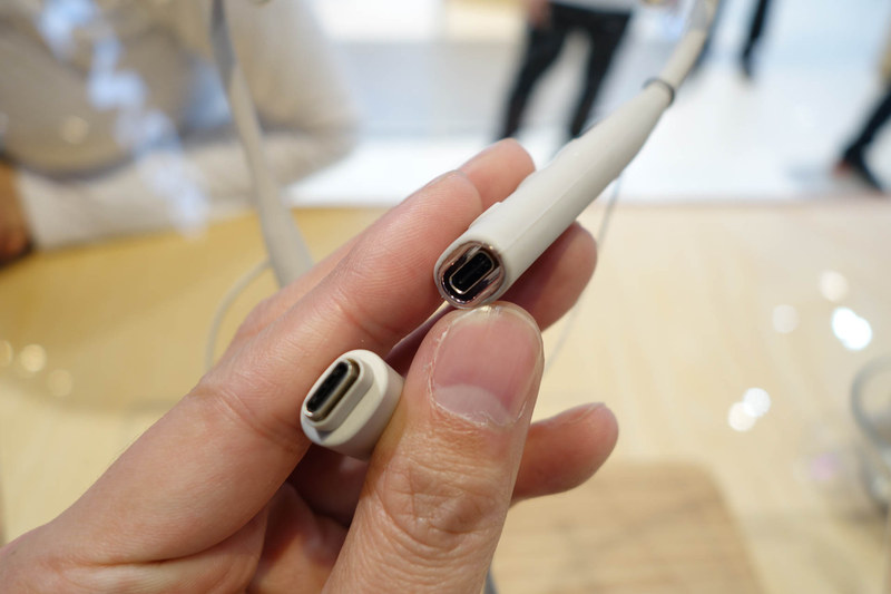 USB端子はキャップなしで露出する