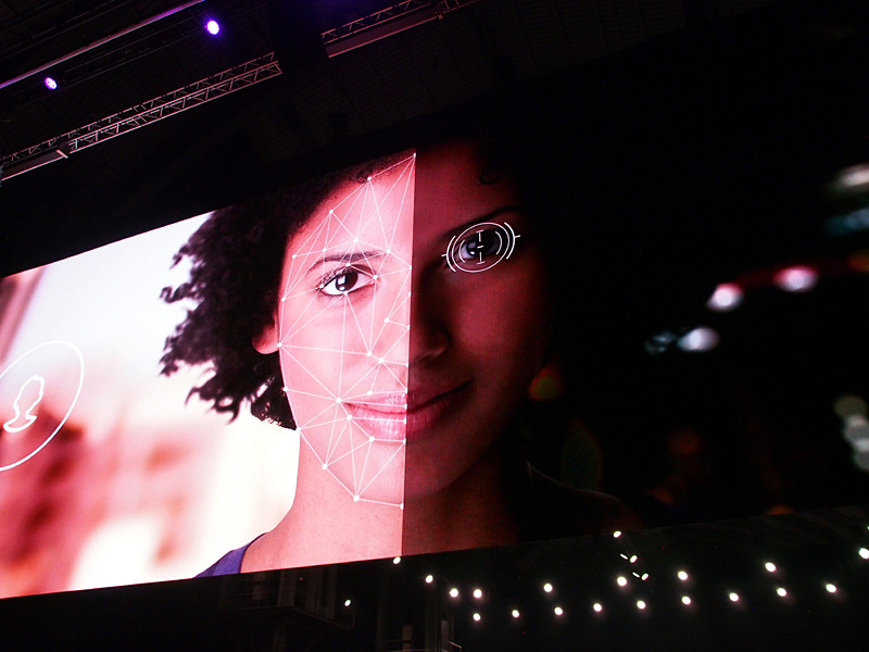 デニソン氏は、顔認証と虹彩認証を組み合わせたインテリジェントスキャンなどを披露