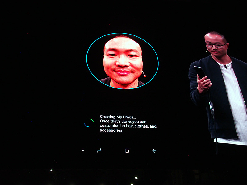 ワン氏の顔を使って、AR Emojiのデモが行われた