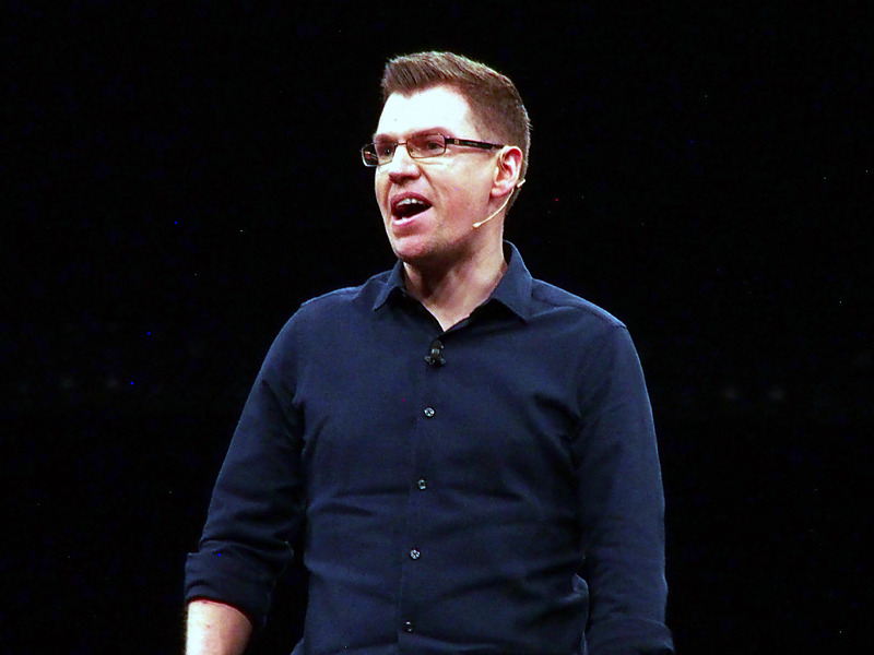 ステレオサウンドなどの機能を紹介したノットン氏