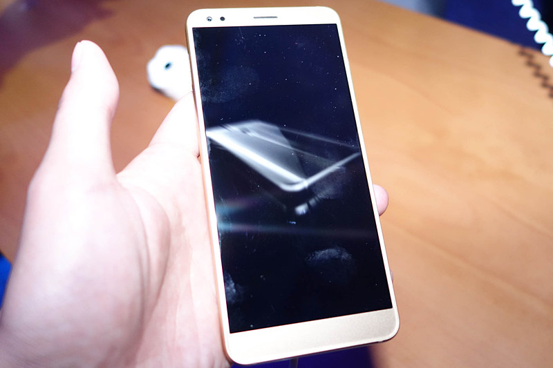 Blade V9。本体カラーに応じて前面ベゼルの色が異なる