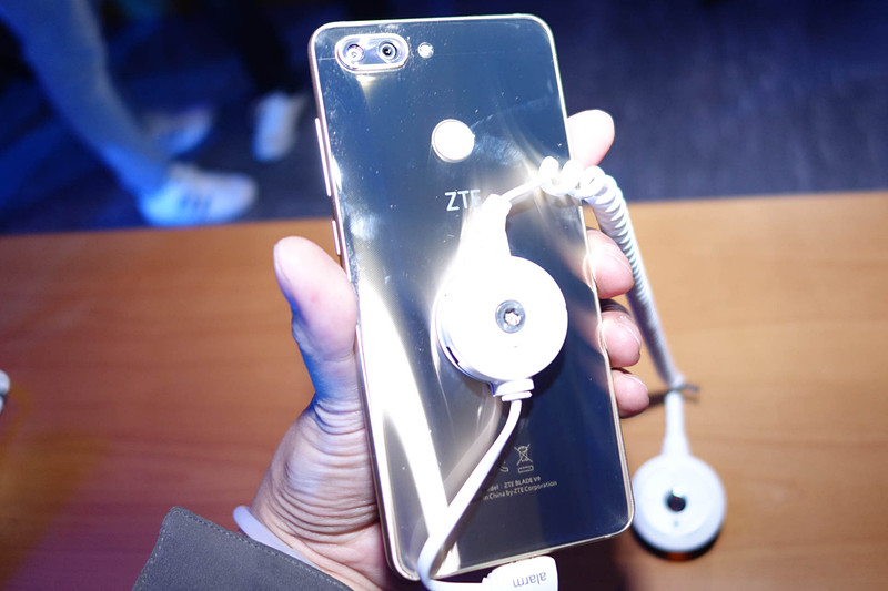 背面がガラスパネル仕様。「Aurora Glass」という複層構造になっている