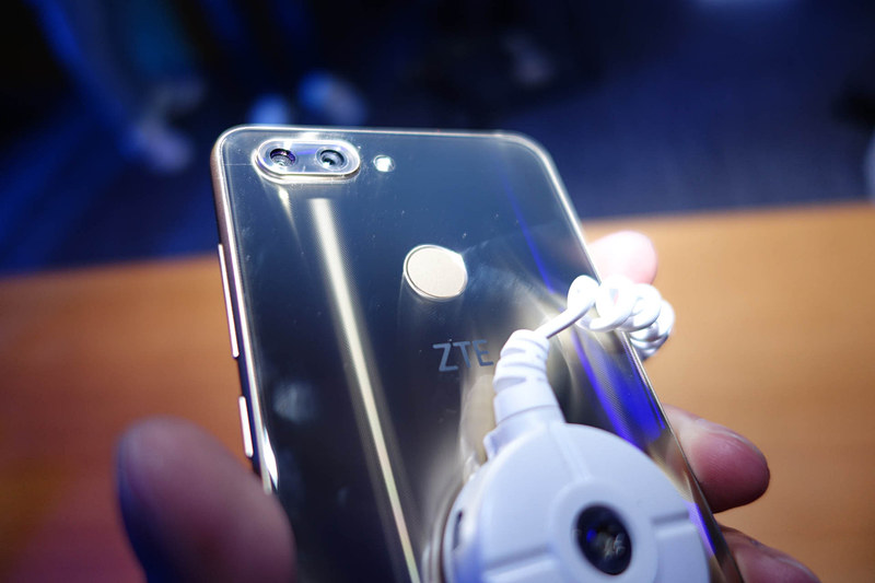 背面中央に指紋認証センサを搭載